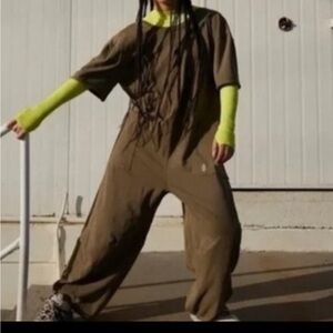 🔥BNWT! FREE PEOPLE Movement HOT SHOT TEE ONESIE! XS in green!